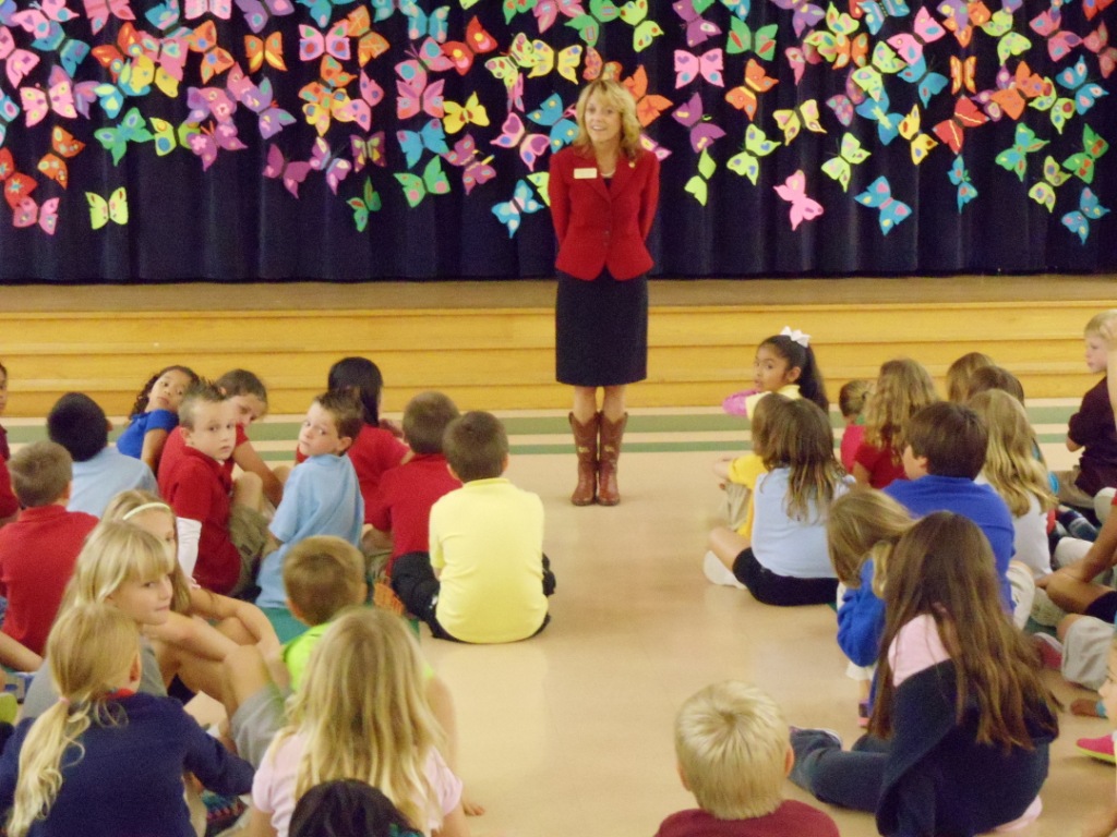 Photo of Jennifer J. Edwards presenting to a classroom of students